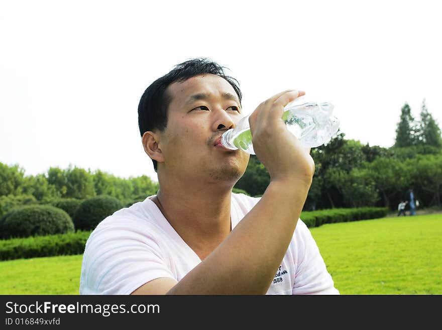 A man drink a water outside