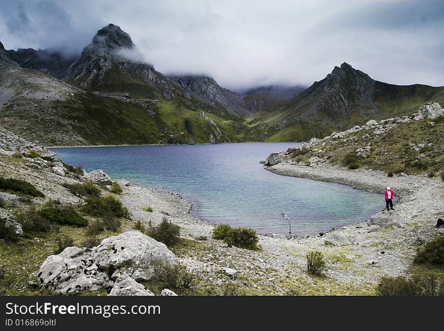 This is a lake, its high altitude, the blue of the lake is very beautiful