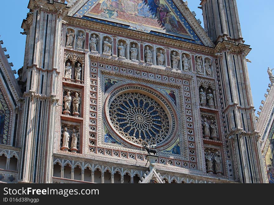 Rose window with staues of the Orvieto Cathedral