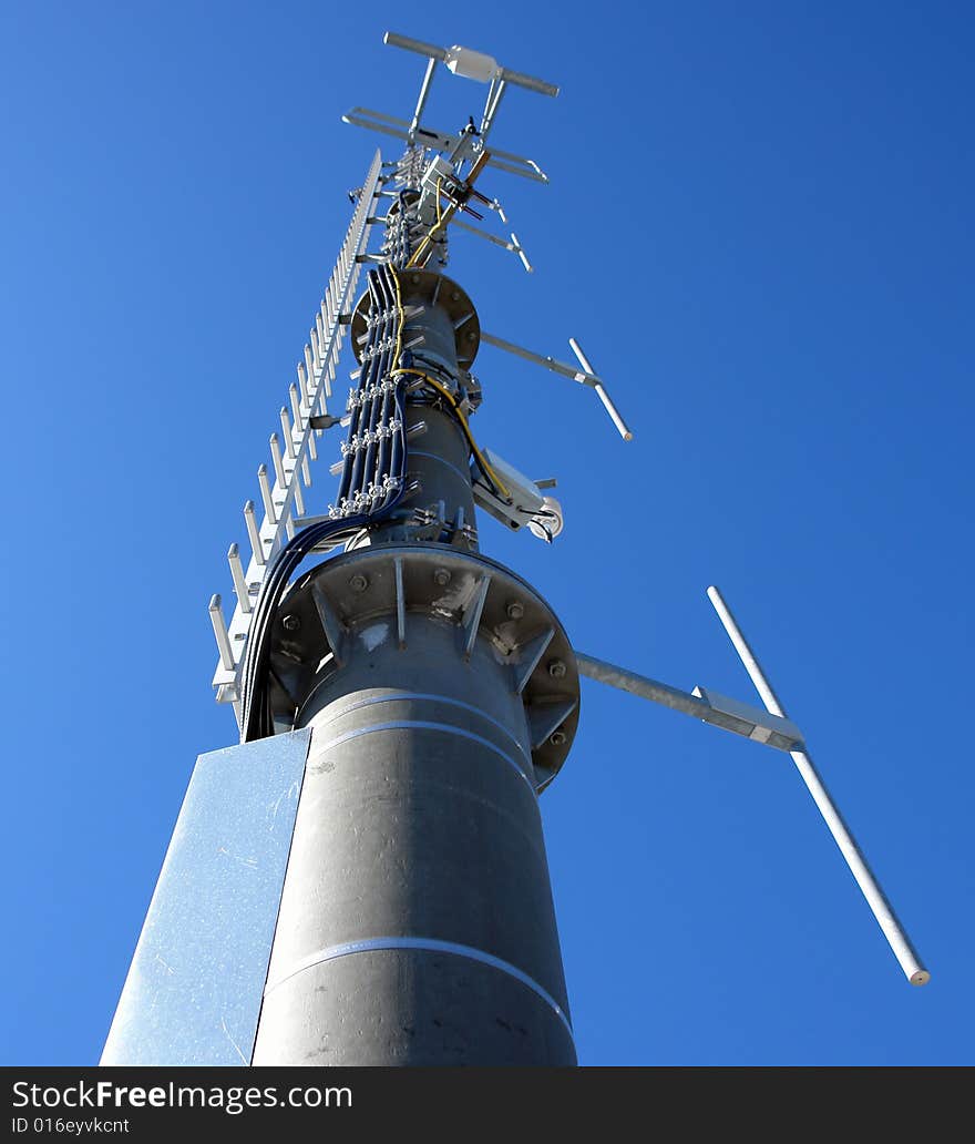 Anthenne Mast on the background of clear blue sky .