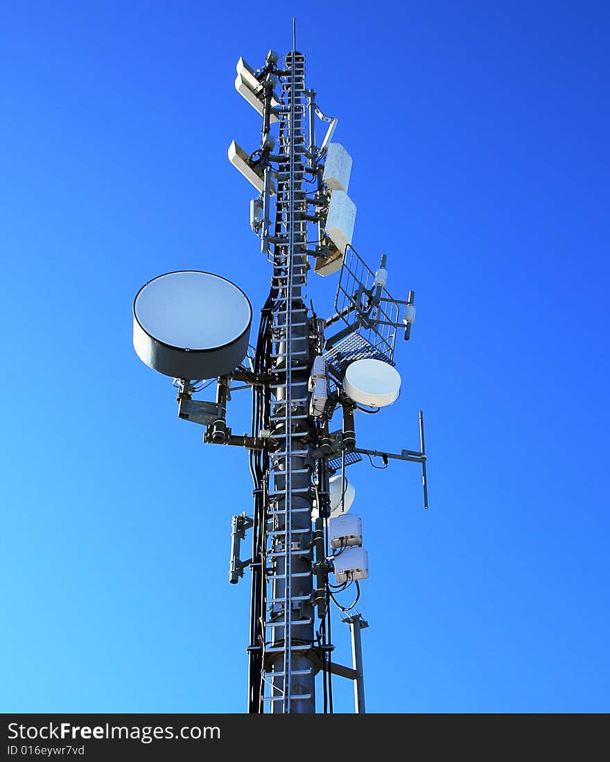 Anthenne Mast with sattelite Dishes on the background of clear blue sky . Anthenne Mast with sattelite Dishes on the background of clear blue sky .