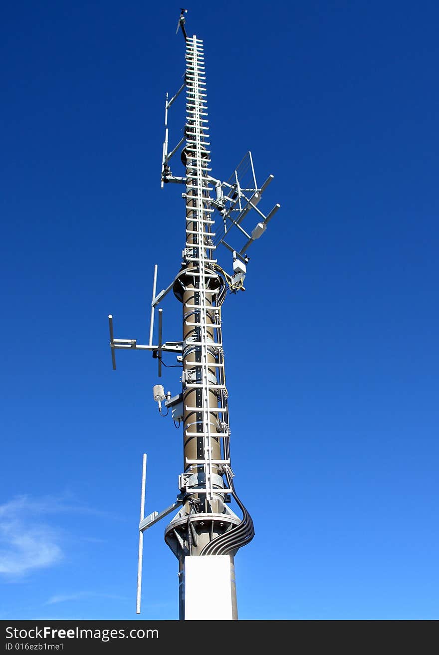 Anthenne Mast on the background of slightly clouded blue sky . Anthenne Mast on the background of slightly clouded blue sky .