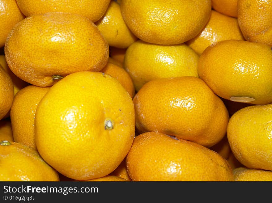 Pile of oranges at an indoor market