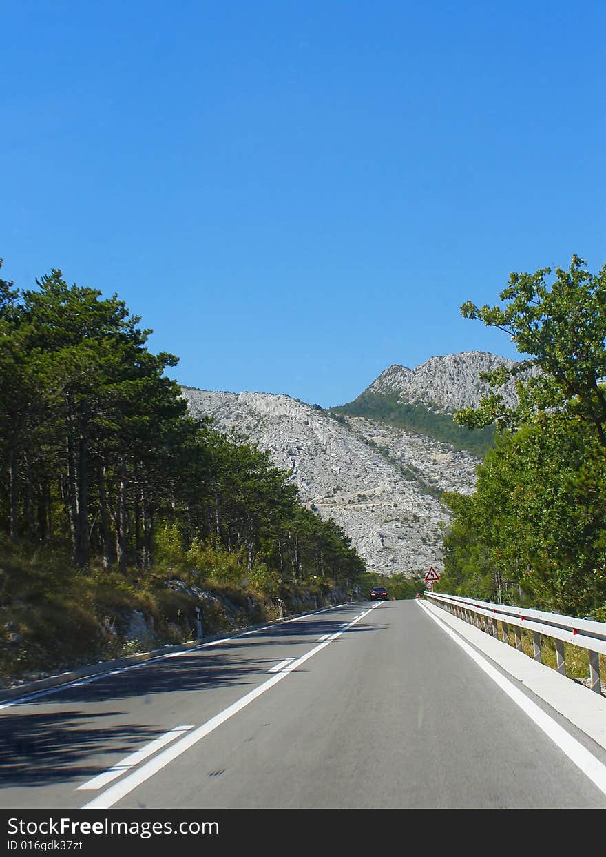 Road with view of the mountain, clear blue sky

*with space for text (copyspace). Road with view of the mountain, clear blue sky

*with space for text (copyspace)