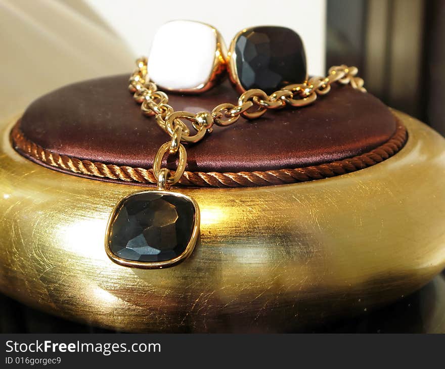 Oldfashion gold necklace with onyx