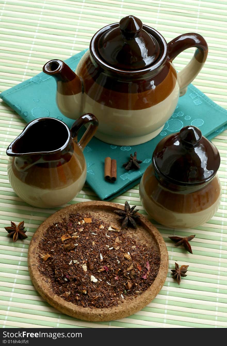 The tea set and the dry fruit tea and green napken