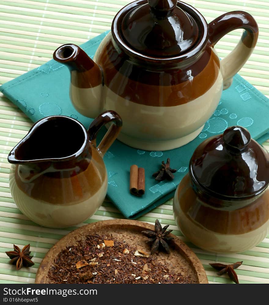 The tea set and the dry fruit tea and green napken