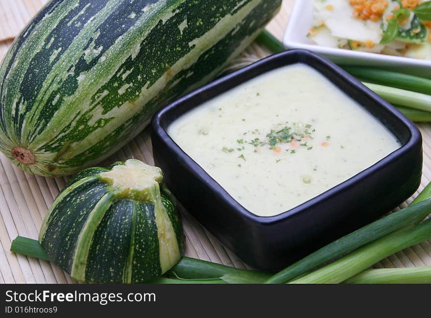 A fresh soup of zucchinis with cream