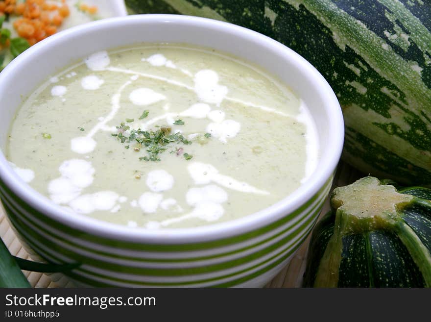 A fresh soup of zucchinis with cream