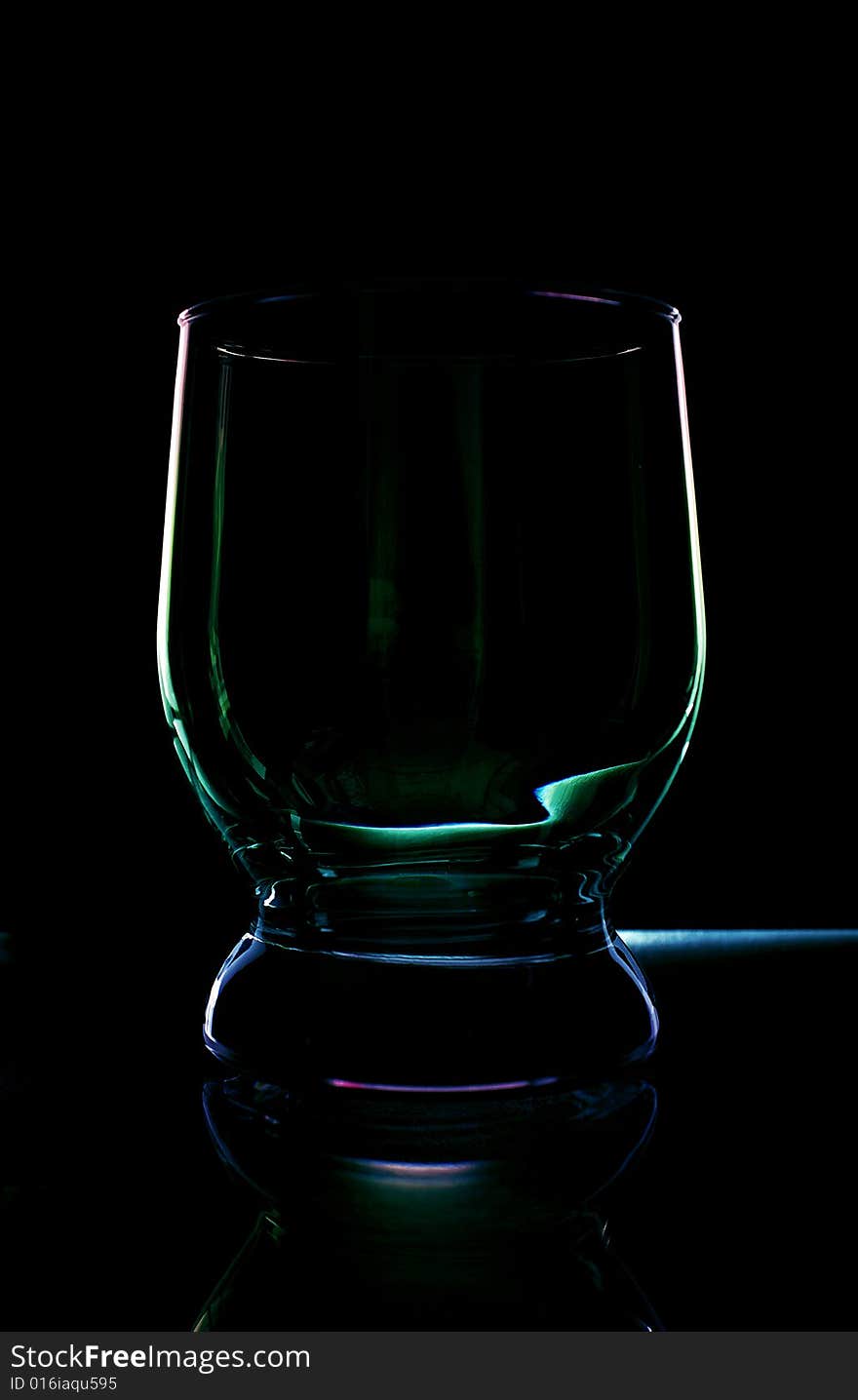 Photo glass wineglass on the table with reflection