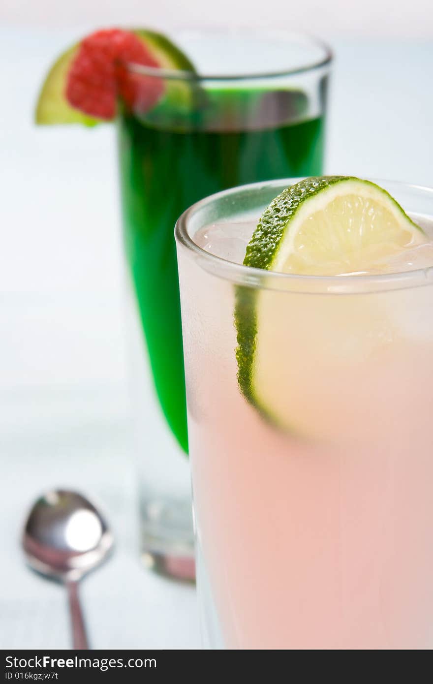 Grapefruit juice and a slice of lime