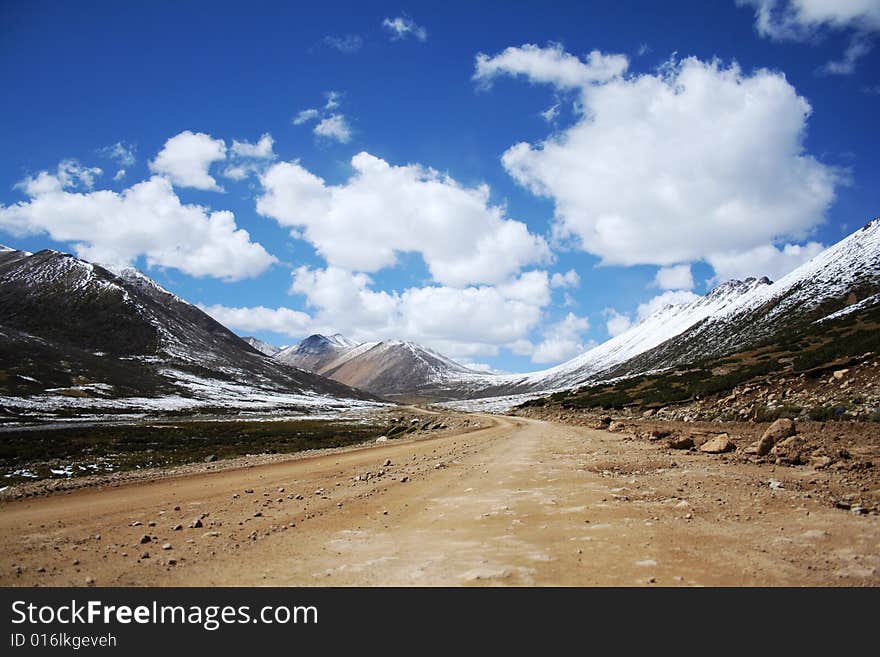 I rode the bike, the road ahead is also the total for the first Zoubu Dao, an elevation of 5,000 meters of highway in the sky like a walk in