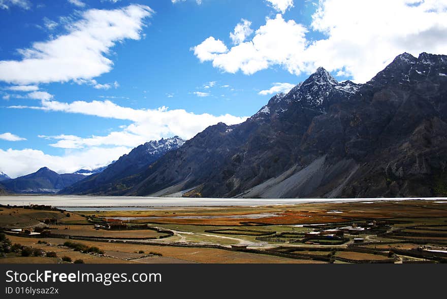 Ran Wuhu in Tibet, the ancient glaciers to the direction of contacts. Ran Wuhu in Tibet, the ancient glaciers to the direction of contacts