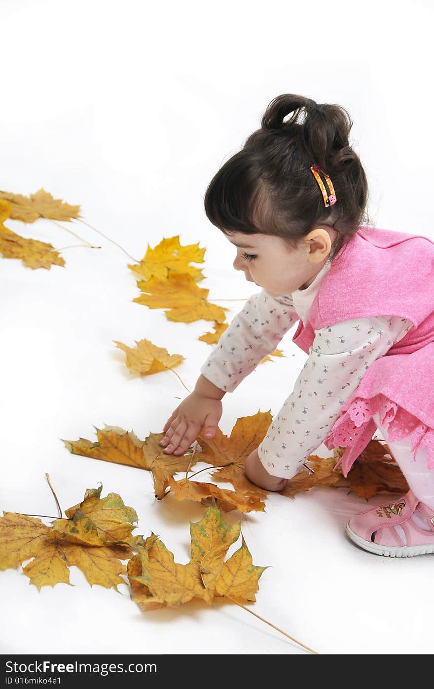 A girl is played with leaves