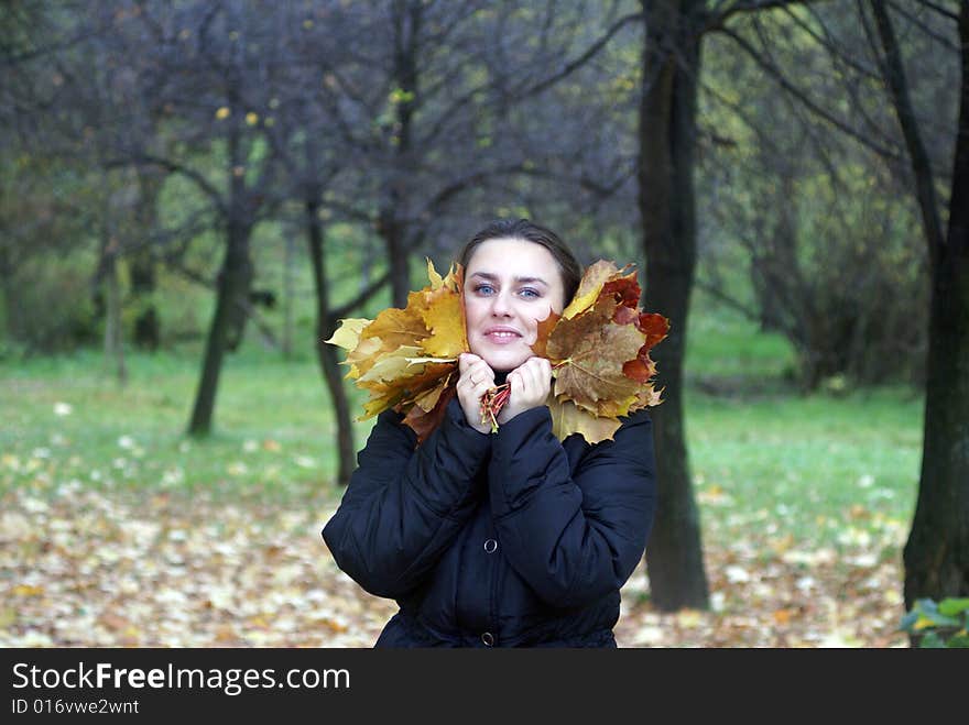 The girl holding the hands of leaf litter. The girl holding the hands of leaf litter