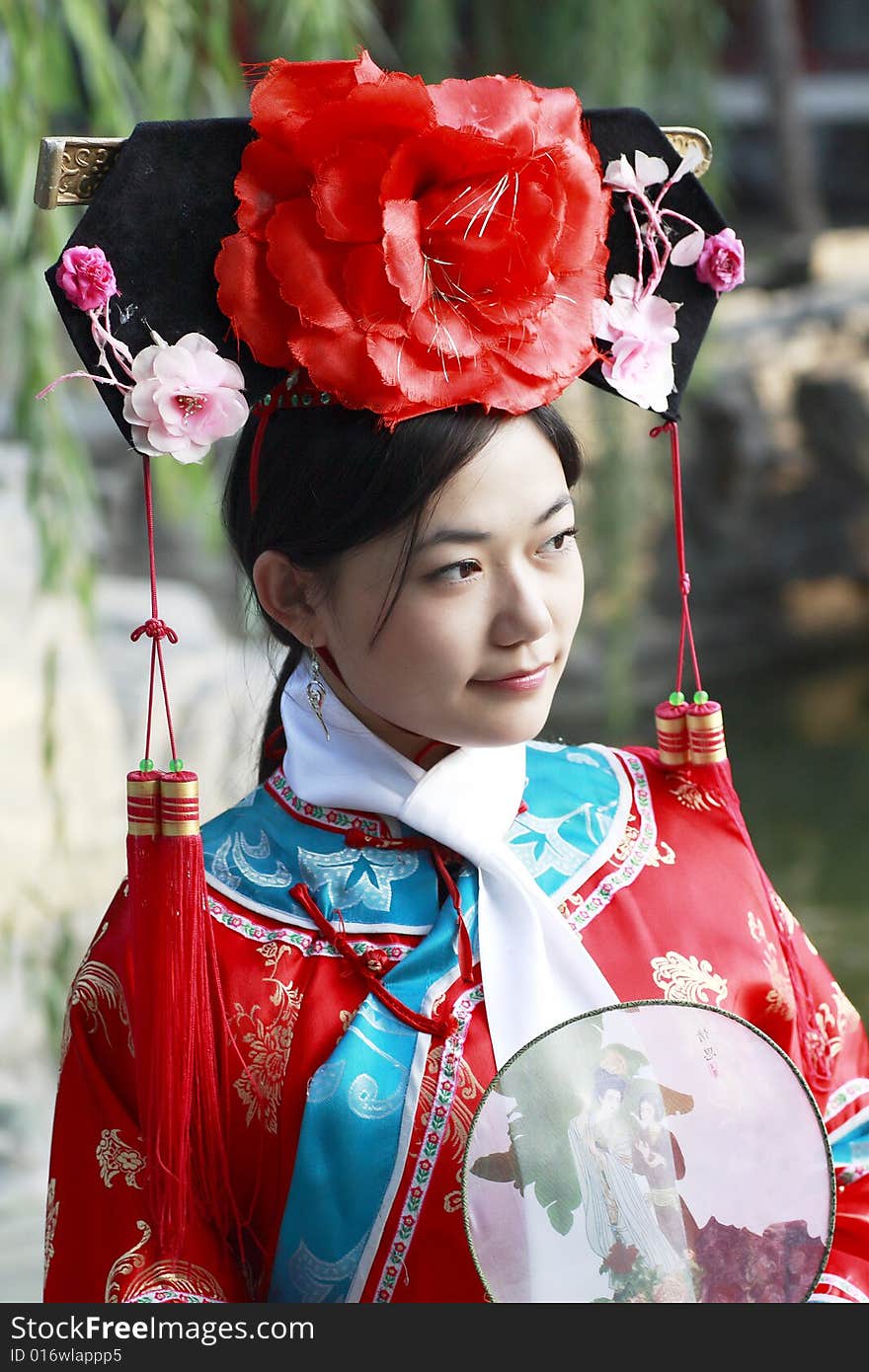 A beautiful girl in Chinese ancient dress is in the royal garden.
 
This is dress of Qing Dynasty of China. It is the princess' dress too.

Chinese on the fan is meant and missed.

. A beautiful girl in Chinese ancient dress is in the royal garden.
 
This is dress of Qing Dynasty of China. It is the princess' dress too.

Chinese on the fan is meant and missed.