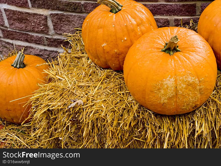 Straw an Pumpkins