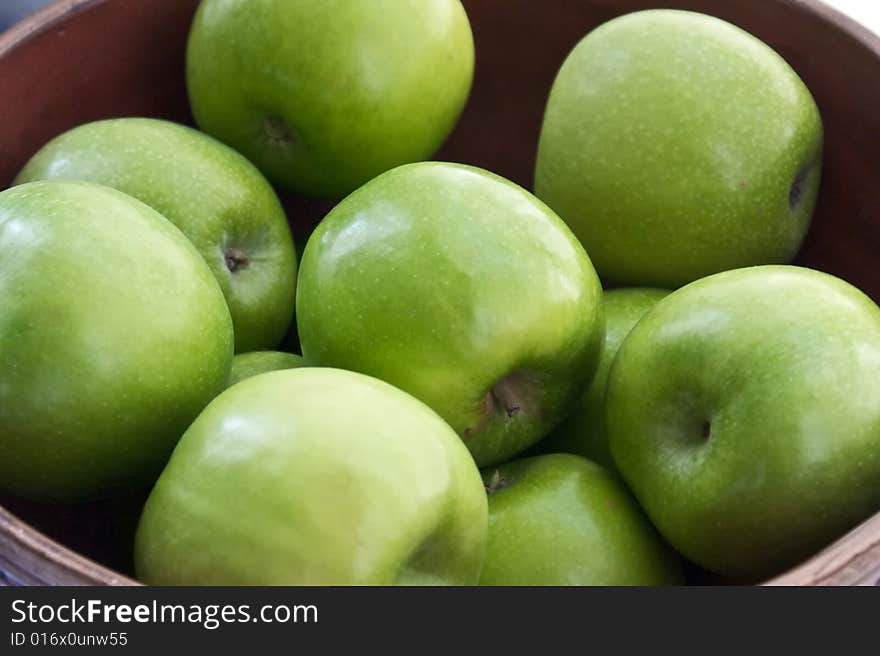 Close up of bowl full of green granny smith apples