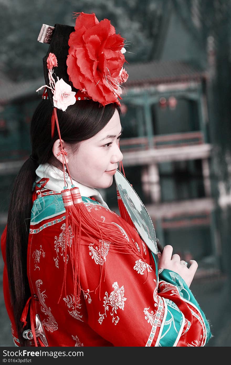 A beautiful girl in Chinese ancient dress is in the royal garden.

 
Chinese on the fan is meant and missed. A beautiful girl in Chinese ancient dress is in the royal garden.

 
Chinese on the fan is meant and missed.