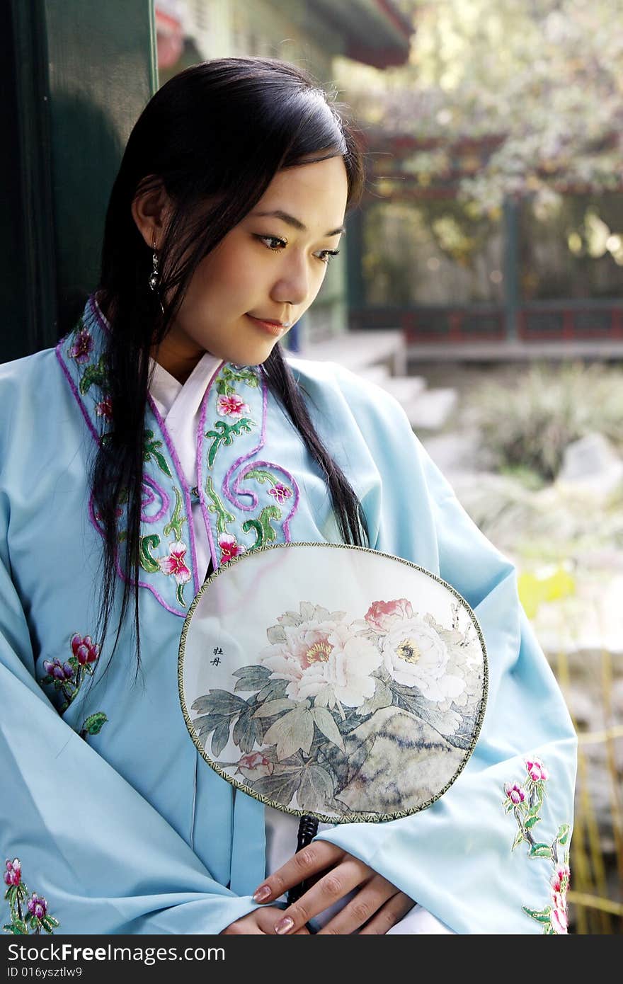 A beautiful girl in Chinese ancient dress is in the royal garden. 

This is dress of Ming Dynasty of China.

Chinese on the fan is peony. A beautiful girl in Chinese ancient dress is in the royal garden. 

This is dress of Ming Dynasty of China.

Chinese on the fan is peony.