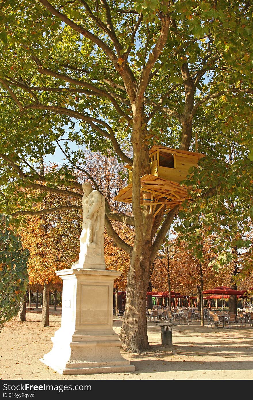 Statue and tree house in paris