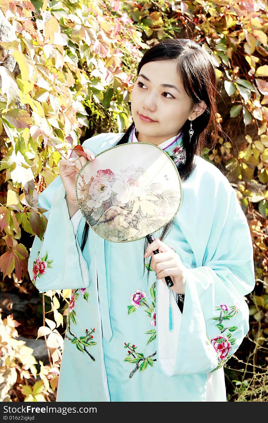 A beautiful girl in Chinese ancient clothes is appreciating autumn scenery.

 This is dress of Ming Dynasty of China.

Chinese on the fan is peony. A beautiful girl in Chinese ancient clothes is appreciating autumn scenery.

 This is dress of Ming Dynasty of China.

Chinese on the fan is peony.