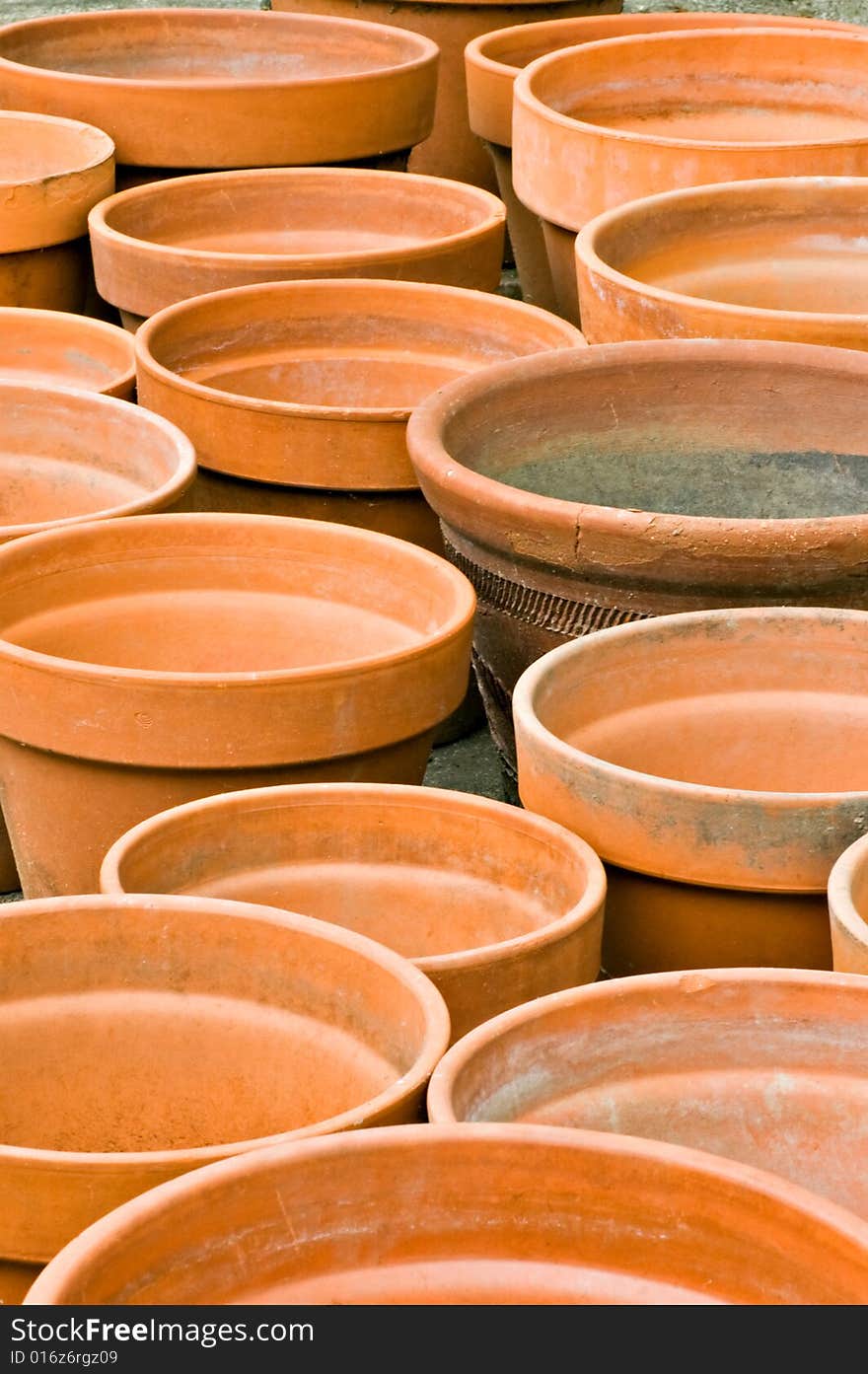 Old clay garden pots of various sizes