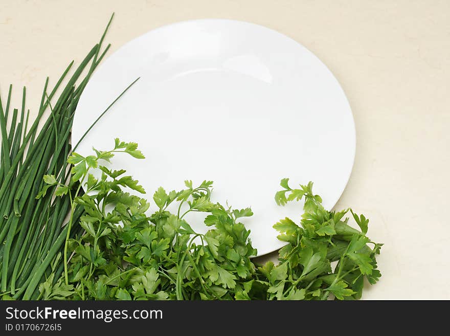 Composition with green vegetables and a plate