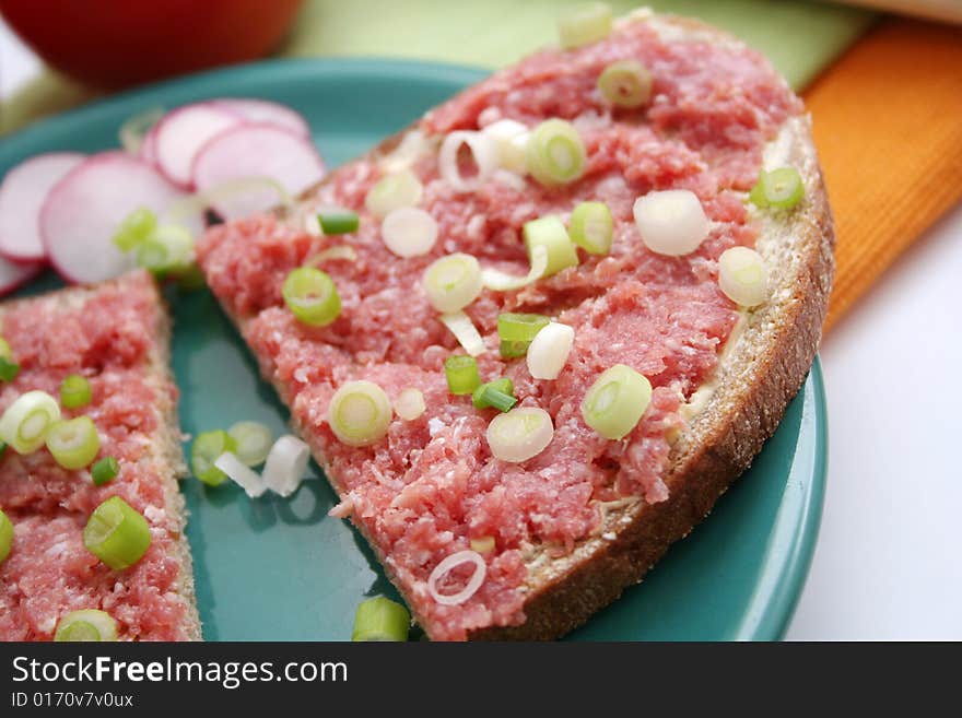 A fresh breakfast of bread with sausage and onions