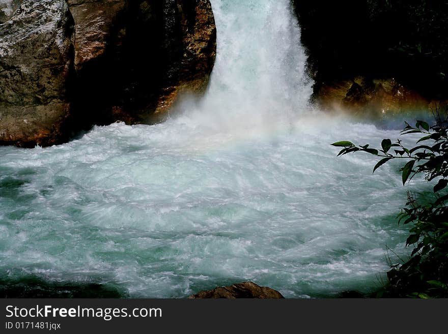 Rainbow cascades