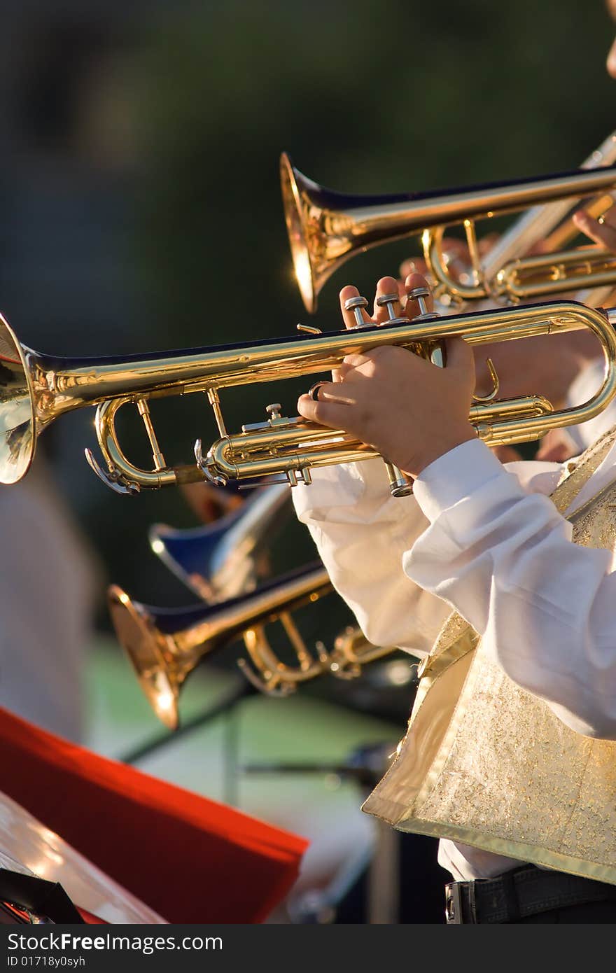 Musicians are playing on trombones