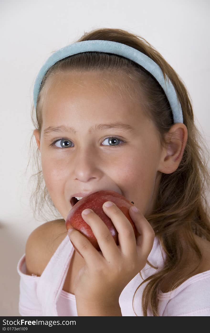 A little girl eating apple