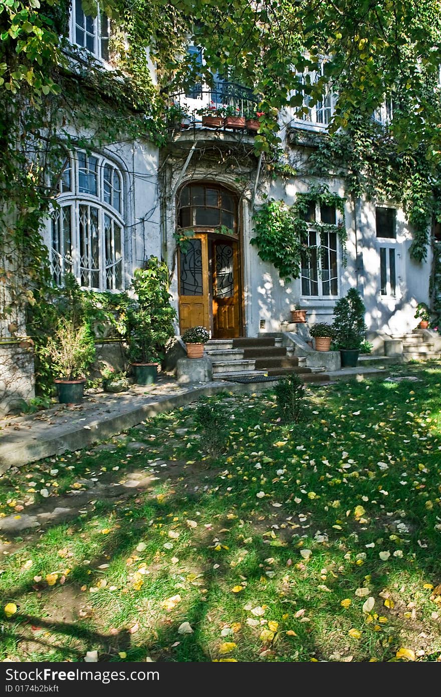 Front view of classic style house with lots of green