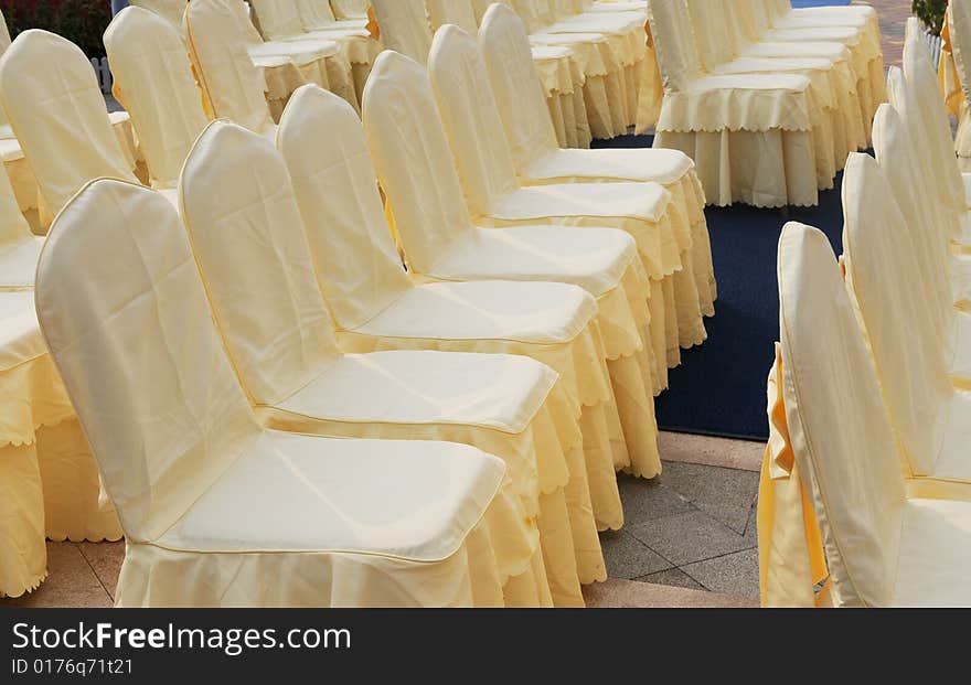 The files of chairs with cloth yellow cloth cover . The files of chairs with cloth yellow cloth cover .