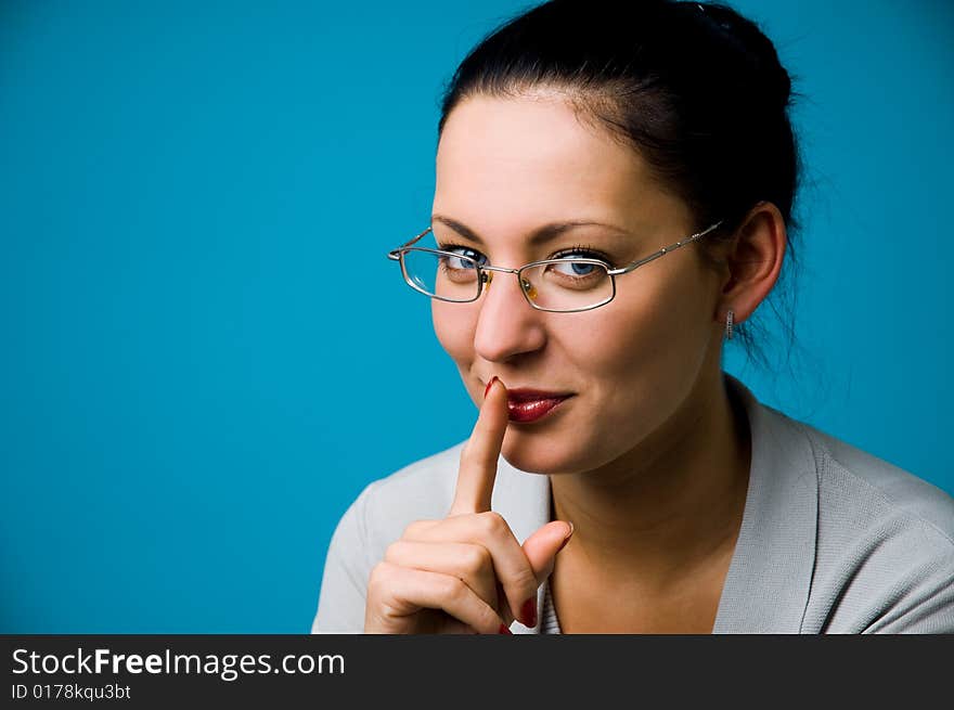 The woman in points on a dark blue background