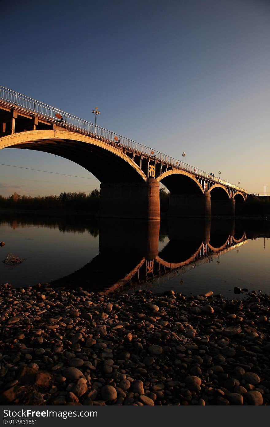 The seting sun near the Buerjin River Bridge