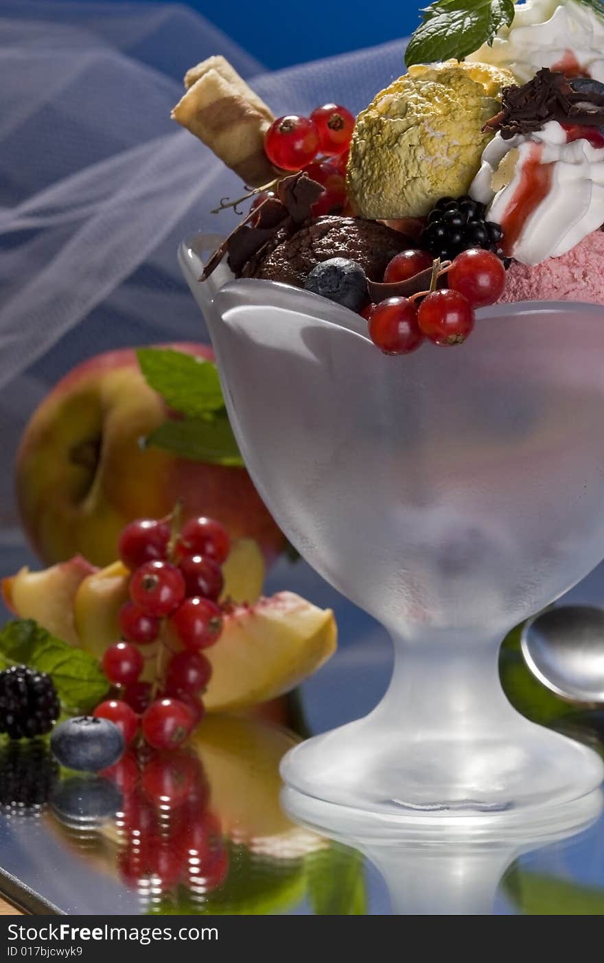 Ice cream with fruit and chocholate.