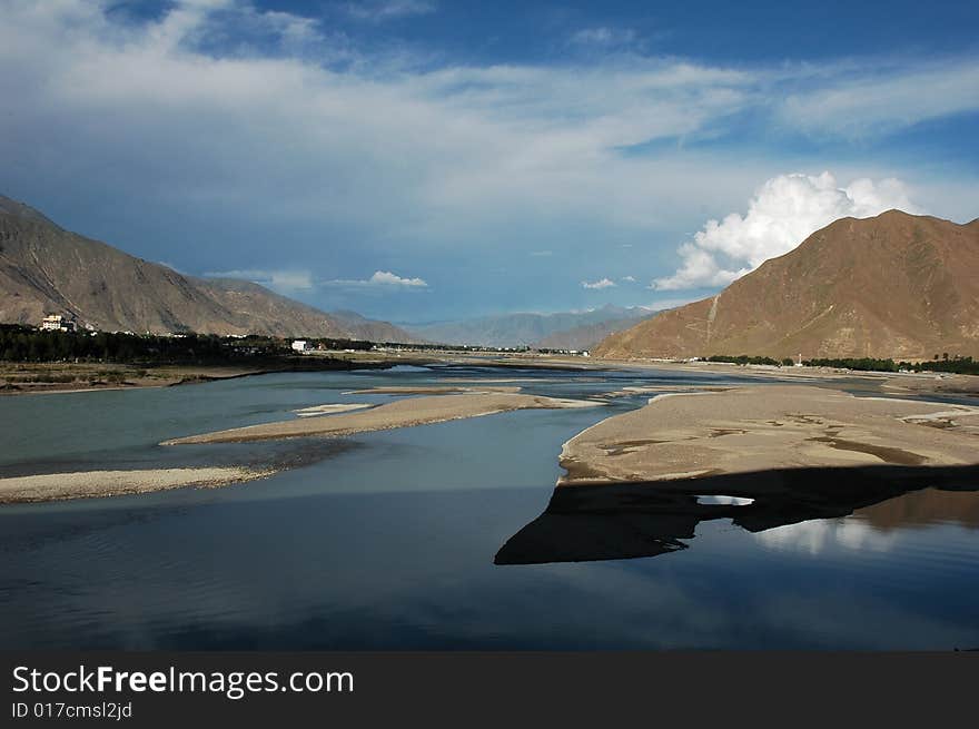 Beautiful scenery over the Lhasa River in Tibet