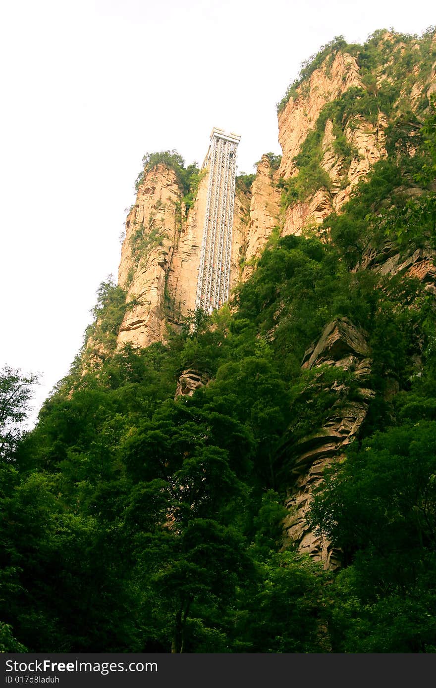 The maximum lift of China's Zhangjiajie