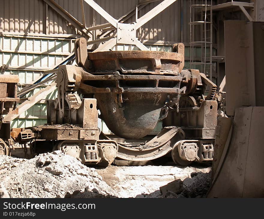 Trolley for export of hot slag. The worker a premise on processing slag.