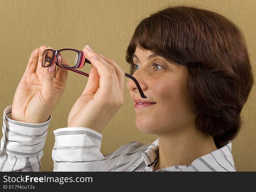 A woman keeps glasses in the hands