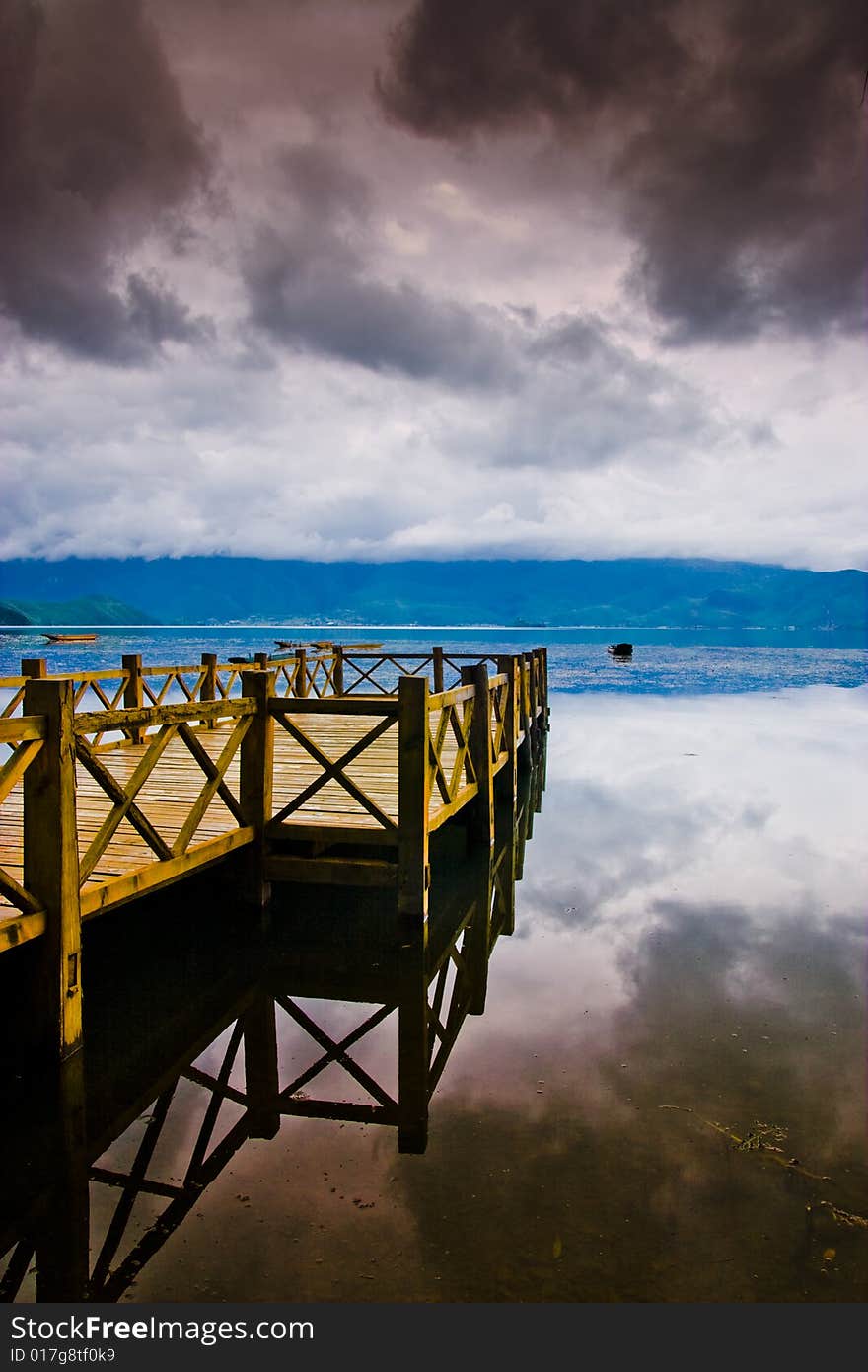 So beautiful color，this is a wood shelf in the lake