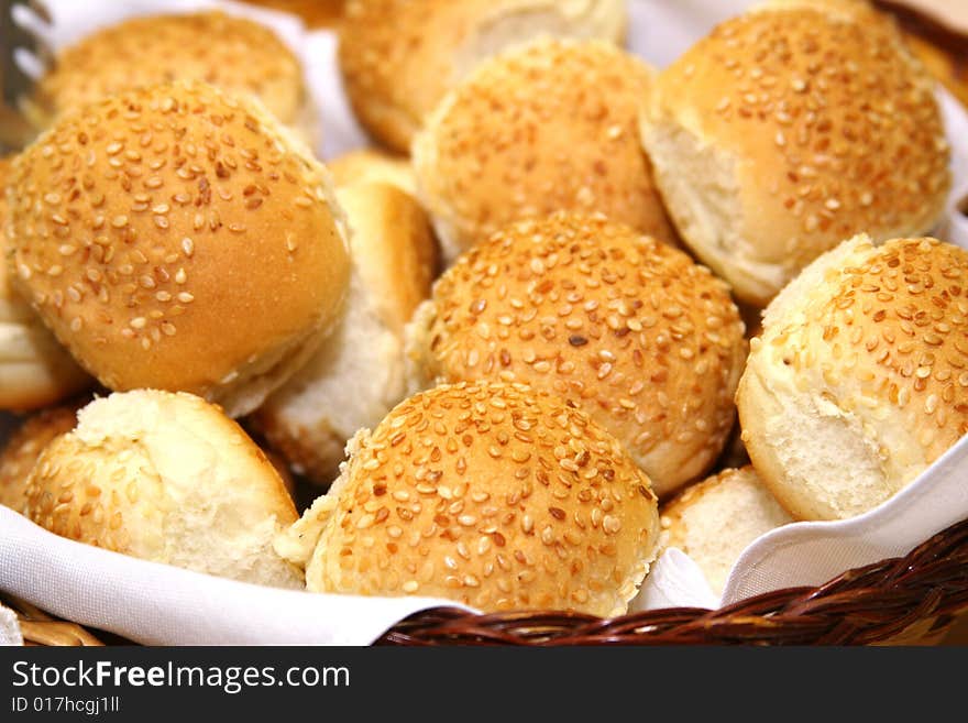 Basket of bread covered with gergilin