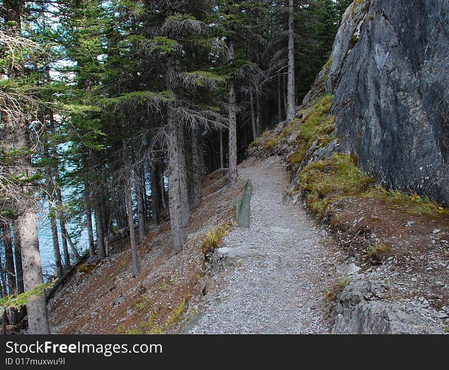 Hiking Trail around Upper Lake