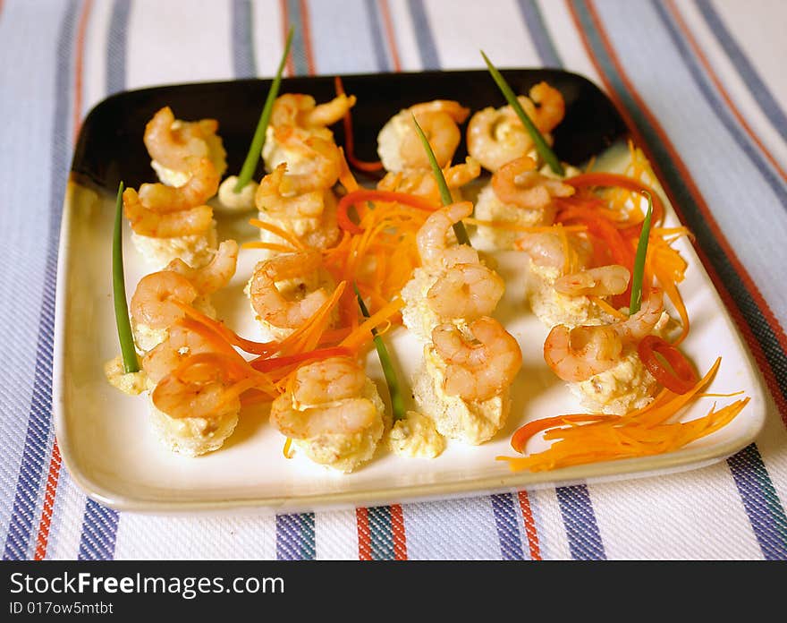 Shrimp appetizers served on white toast bread