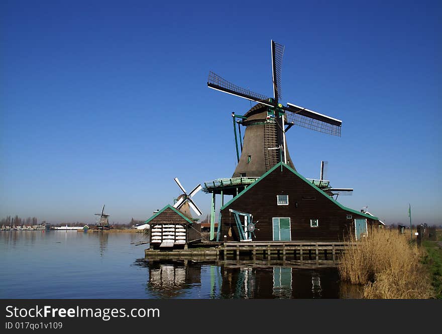 Paintmill  De Kat
Paint Mill, for grinding pigments for the manufacturing of paint.
Roots for this windmill are going back to 1646 - 1696. Paintmill  De Kat
Paint Mill, for grinding pigments for the manufacturing of paint.
Roots for this windmill are going back to 1646 - 1696