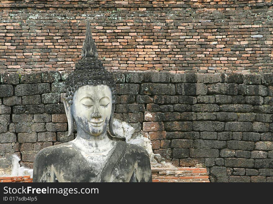 A buddha face in a historical park in inland Thailand