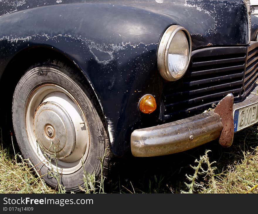 A front side picture of the headlamp of an old car