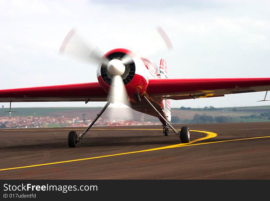 Front view of plane landed, with motion of rotation helice. Front view of plane landed, with motion of rotation helice