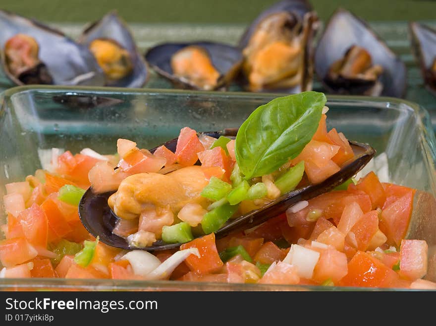 Mussel filled with tomato onions and green pepper on platter